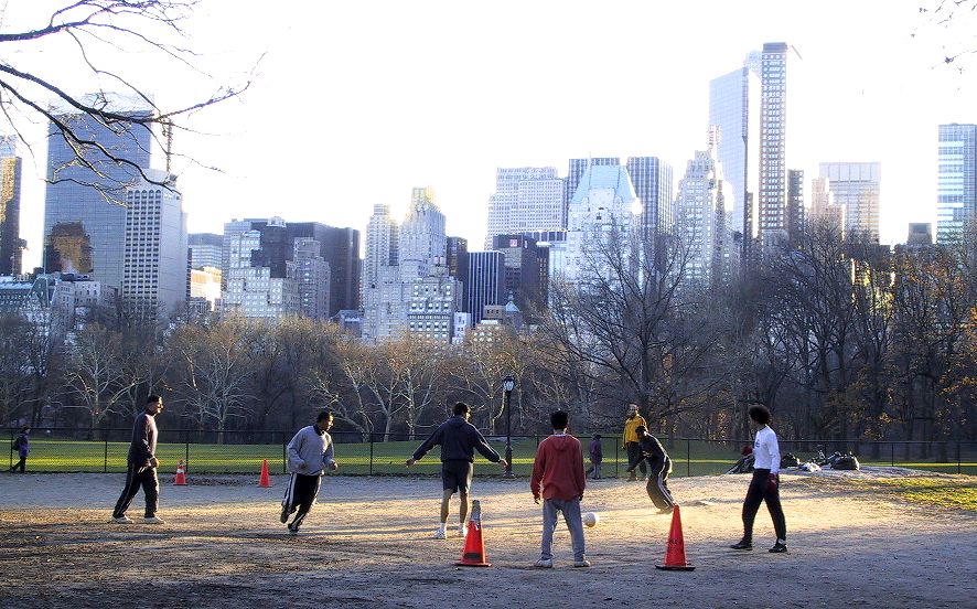 http://www.neth.de/Pics/NYC2001b/scenes+houses/NY_CentralPark_Soccer.jpg